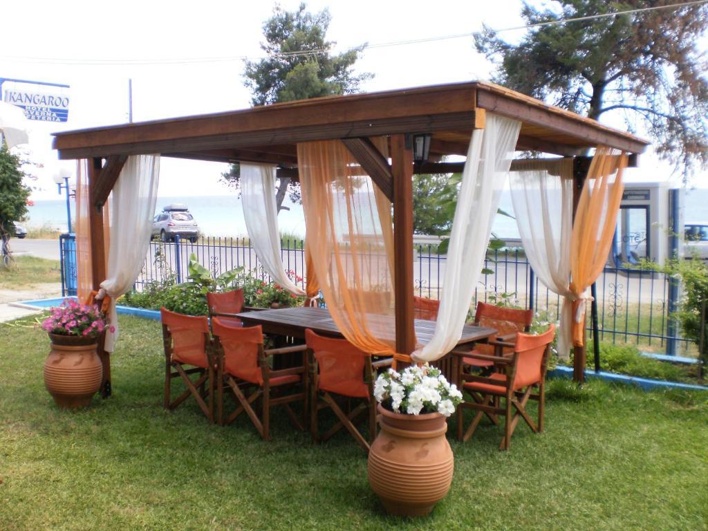 Kangaroo Hotel Mola Kalyva Exterior photo