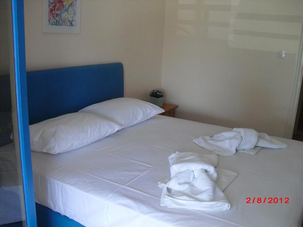 Kangaroo Hotel Mola Kalyva Room photo