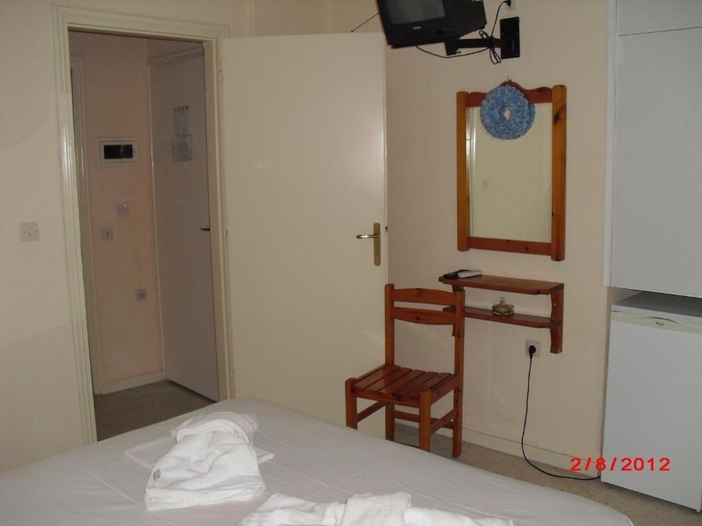 Kangaroo Hotel Mola Kalyva Room photo