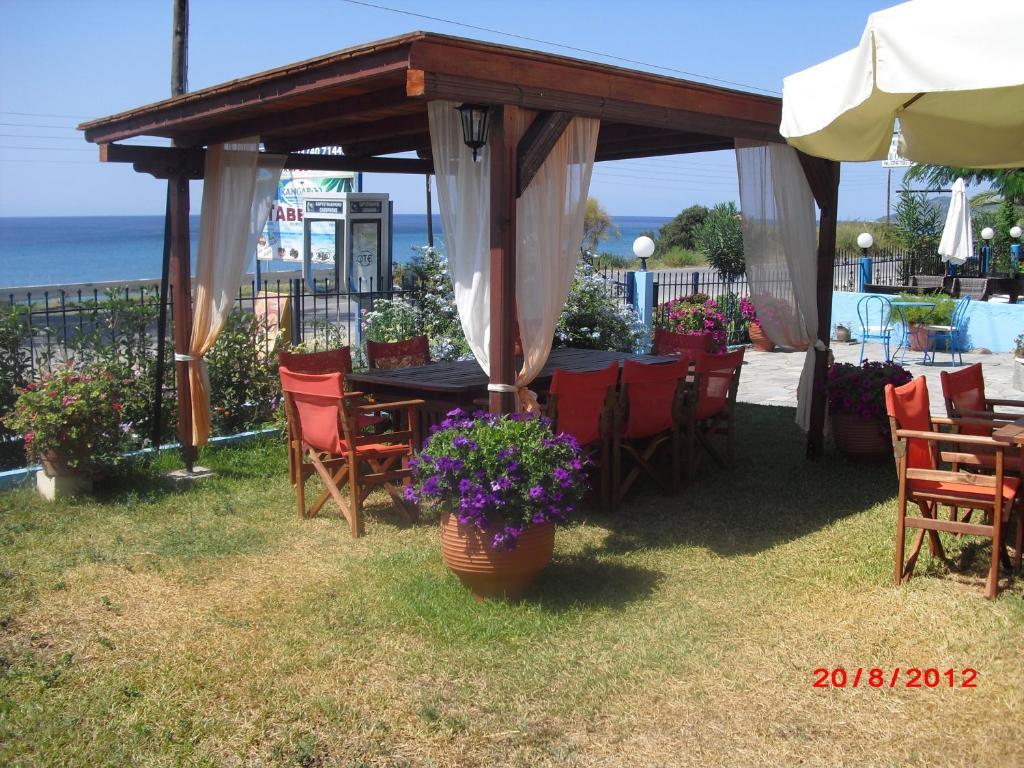 Kangaroo Hotel Mola Kalyva Exterior photo