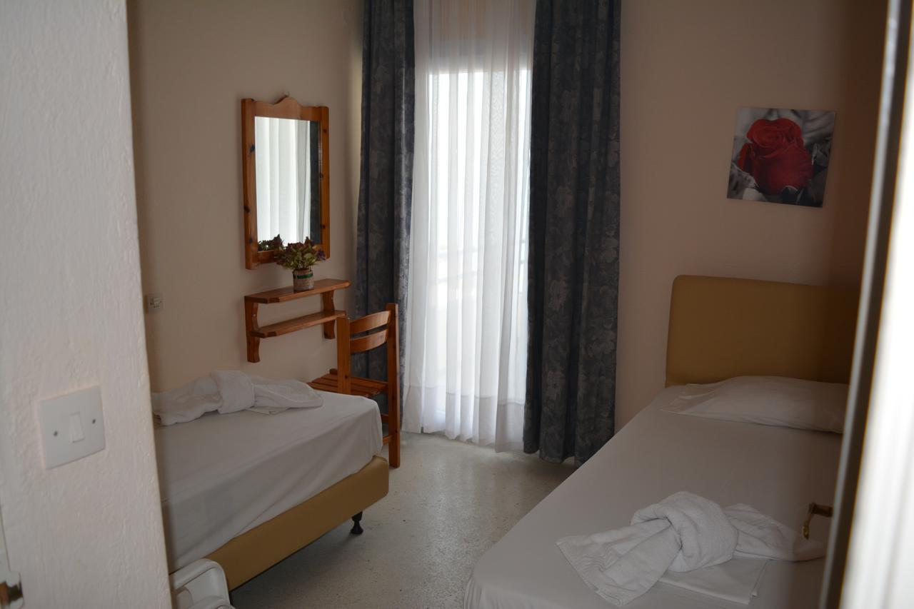Kangaroo Hotel Mola Kalyva Exterior photo